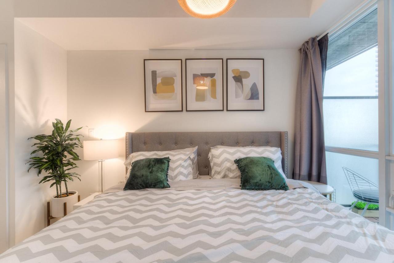Stylish Newly Furnished Condo With Beautiful Lake View Toronto Bagian luar foto