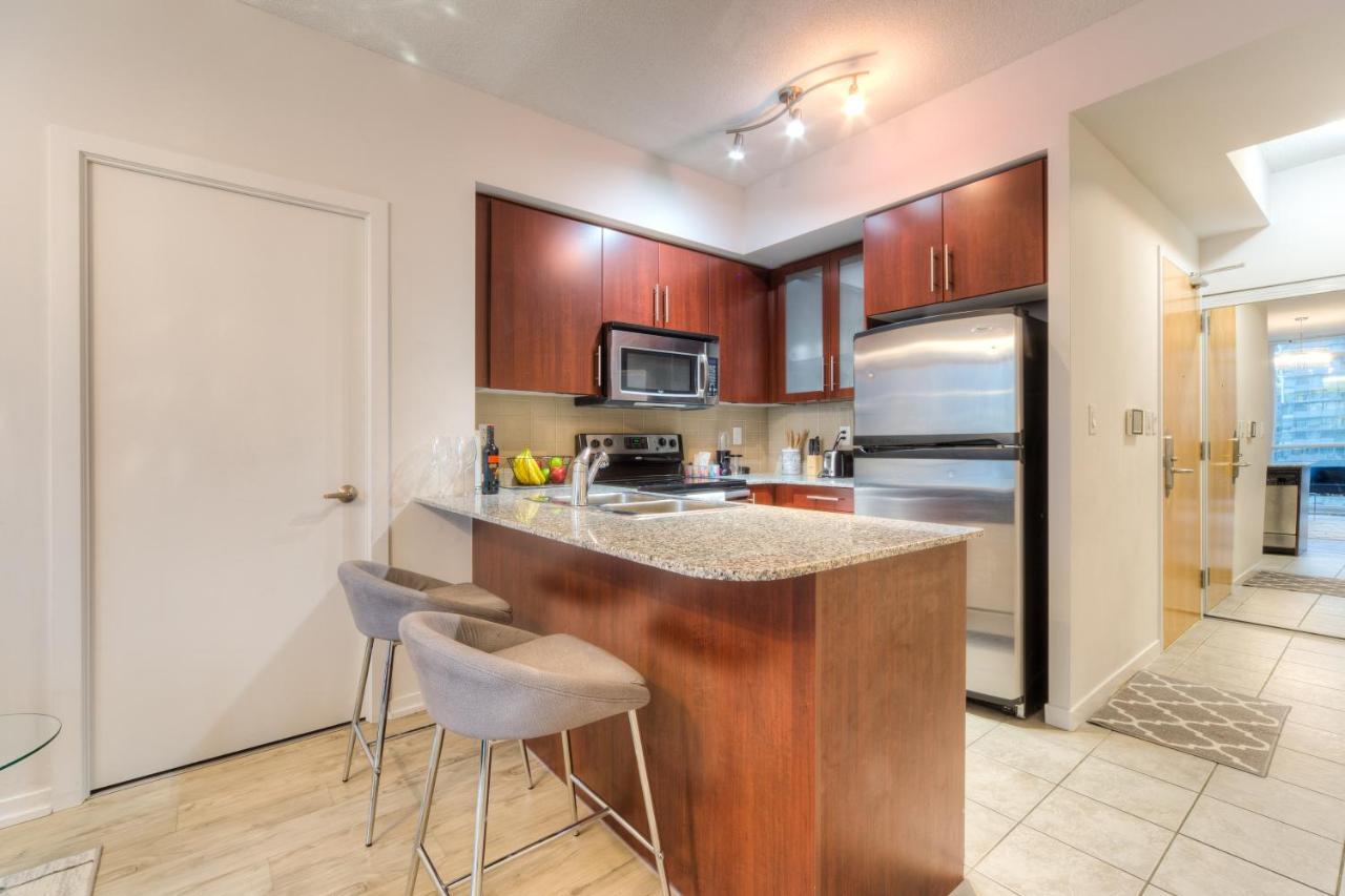 Stylish Newly Furnished Condo With Beautiful Lake View Toronto Bagian luar foto