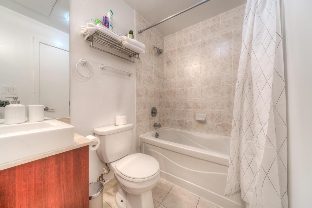 Stylish Newly Furnished Condo With Beautiful Lake View Toronto Bagian luar foto