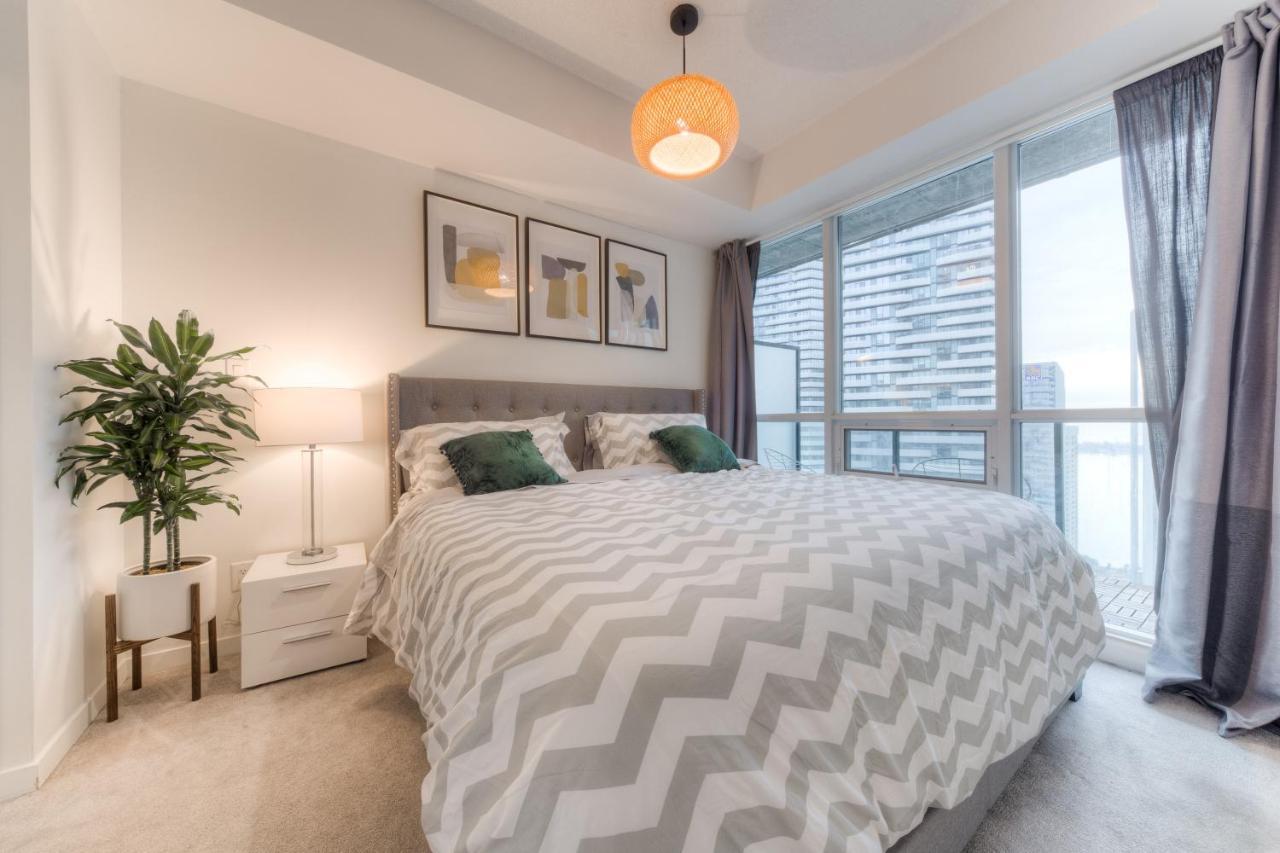 Stylish Newly Furnished Condo With Beautiful Lake View Toronto Bagian luar foto